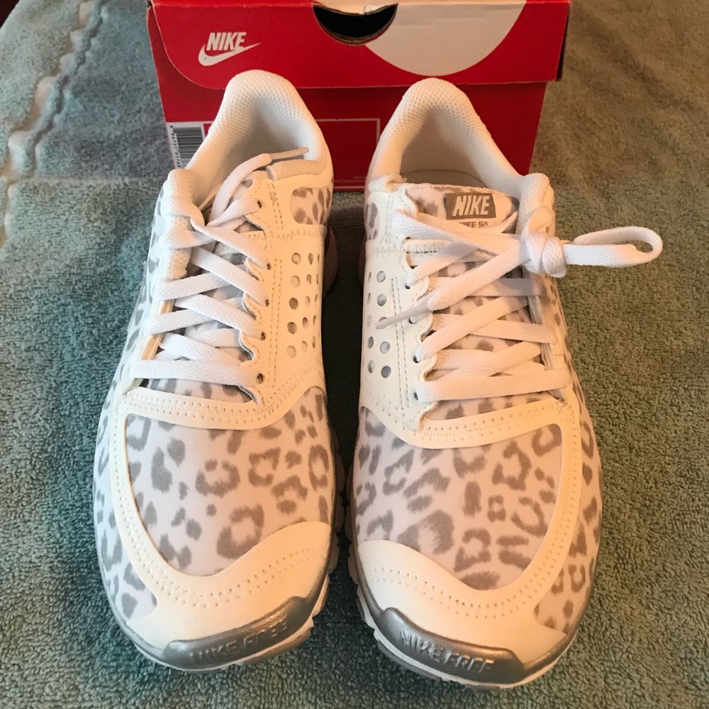 New Women’s Nike free 5.0 V4 cheetah sneakers 7.5